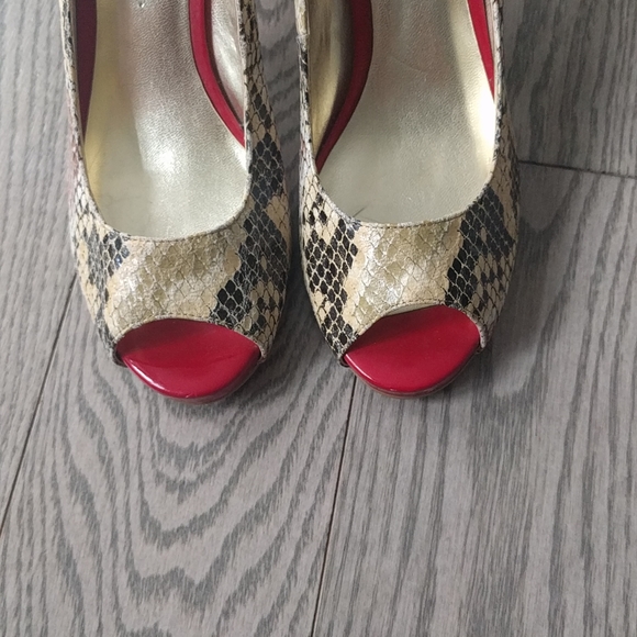 Beautiful shoes by Guess 🌷🌷🌷 - Picture 5 of 12